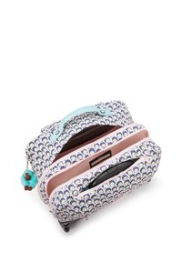 Zaino trolley con motivo floreale blu e verde, dettagli rosa, due scomparti con cerniera e un charm morbido attaccato al manico.
