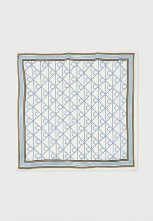 Vierkante sjaal met blauw-bruine geometrische print en Calvin Klein-logo's op de rand, plat neergelegd op een witte achtergrond.