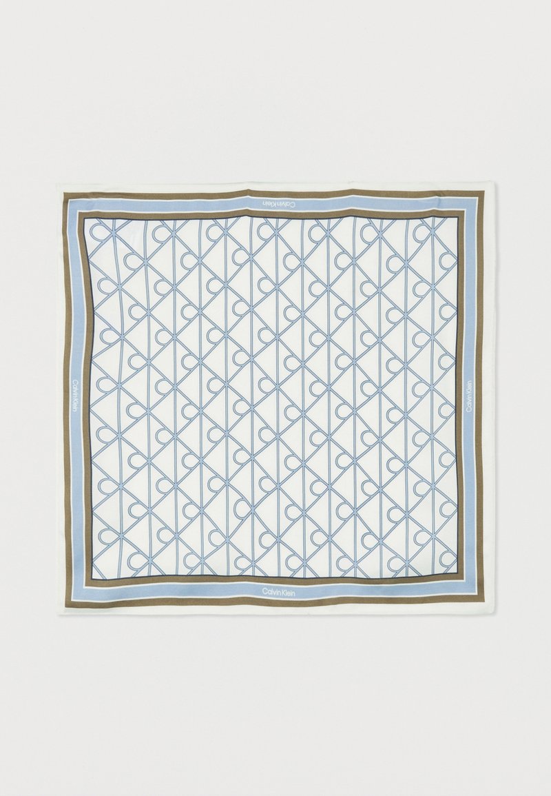 Τετράγωνο μαντήλι με μπλε και καφέ γεωμετρικό μοτίβο και λογότυπα Calvin Klein στα όρια, απλωμένο επίπεδα σε λευκό φόντο.