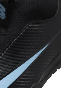 Schwarzer sportlicher Sneaker mit strukturiertem Obermaterial, schlankem Design, einer hellblauen diagonalen Akzentlinie und robuster Gummisohle.