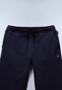 Pantaloni della tuta blu navy con fascia elastica con coulisse, tasche laterali e piccolo patch con la bandiera norvegese sulla coscia destra.