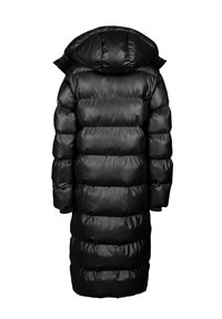 Zwarte pufferjack met een lang, oversized ontwerp, voorzien van een capuchon, verticale gestikte secties en een gladde, glanzende stoftextuur.