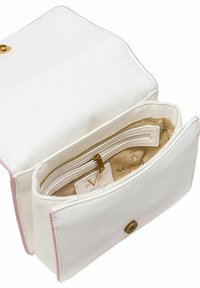 Weiße Lederhandtasche mit sanften rosa Akzenten, Magnetverschluss und einem Innenfach mit Reißverschluss. Beige Innenfutter mit sichtbarem Markenetikett.