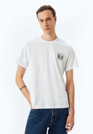 - T-shirt z nadrukiem