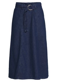 Falda midi de denim en azul oscuro con cintura ceñida y hebilla circular plateada, y una costura lateral para una silueta en A.