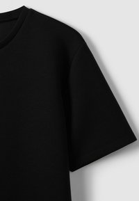 Reiss REGULAR FIT-BRADLEY INTERLOCK CREW NECK - Basic póló - black