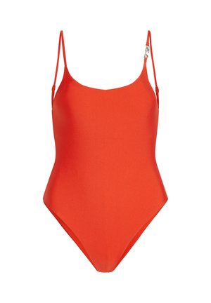 Bañador rojo de una pieza con tirantes finos ajustables y un pequeño broche de metal en uno de los tirantes.