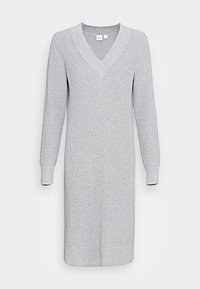 Robe longue à manches longues en maille côtelée gris clair avec encolure en V et poignets ajustés, longueur aux genoux, présentée sur fond uni.