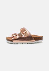 Roséguld metallisk slide sandaler med två justerbara spännen, korkfotbädd och vit gummiyttersula. Platt design, öppen tå stil.