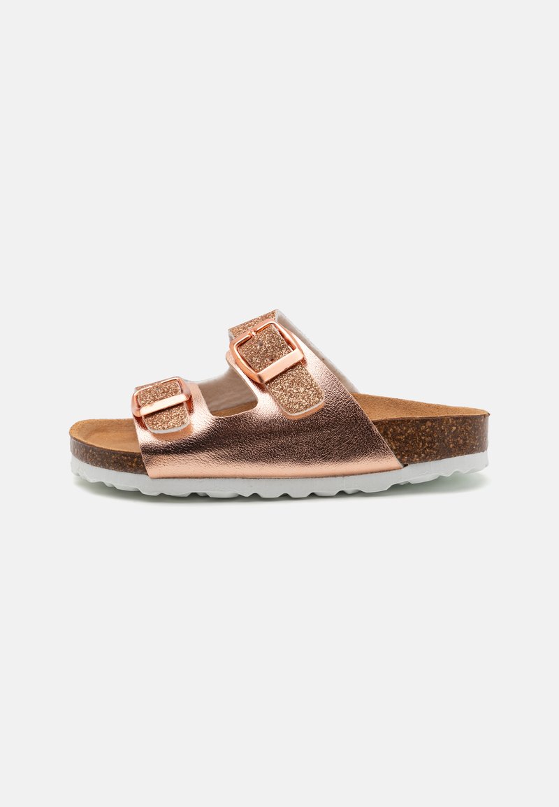 Roséguld metallisk slide sandaler med två justerbara spännen, korkfotbädd och vit gummiyttersula. Platt design, öppen tå stil.