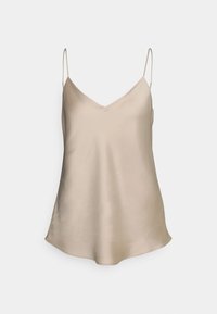 Camiseta de satén en beige claro con tirantes ajustables finos, escote en V y un dobladillo fluido. Textura suave con un brillo sutil.