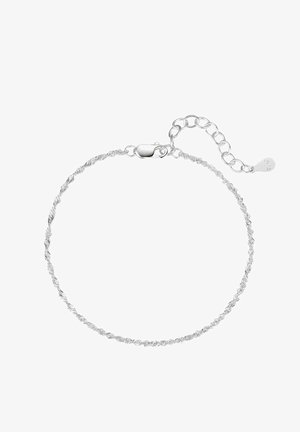 Bracelet en chaîne tordue en argent avec un fermoir en homard et une chaîne d'extension réglable. Texture métallique lisse, design fin et apparence délicate.