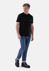 Unausgewählt, black