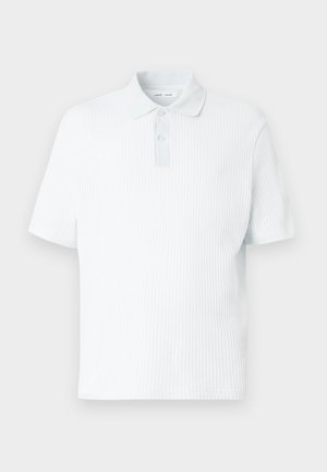 Majica polo svijetloplave boje, izrađena od teksturiranog tkanja. Ima kratki ovratnik s kopčanjem na gumbe, kratke rukave i širok kroj.