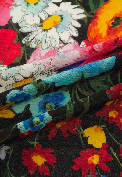 Stoff mit buntem Blumenmuster, das Gänseblümchen sowie rote, blaue, gelbe und orangefarbene Blumen auf schwarzem Hintergrund zeigt, mit sichtbaren Texturfalten.