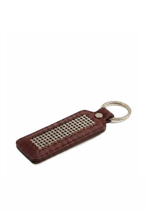 Porte-clés en cuir marron avec une grille métallique argentée texturée au centre et un anneau de clé rond en argent attaché.