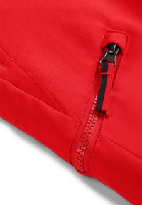 Rode zip-up jas van een gladde, gestructureerde stof met een contrasterende zwarte rits en accentstiksels op de naden.
