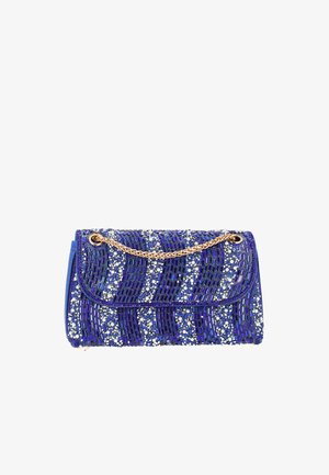 Pochette bleue avec motifs élaborés en perles et sequins formant des vagues, dotée d'une chaîne dorée et d'une fermeture à rabat.