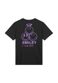Schwarzes T-Shirt mit einem lila Grafik von drei lächelnden Gesichtern mit Heiligenschein und Kopfhörern. Der Text lautet "SMILEY" und "circa Ltd.Ed."