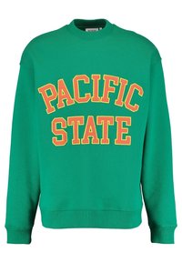 Grön sweatshirt med "Pacific State" tryckt i stora gula och röda blockbokstäver över framsidan, rund hals och långa ärmar.