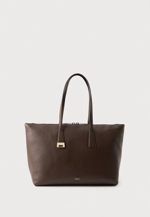 Тъмнокафява кожена чанта тип тоут Furla с две дълги дръжки, закопчалка в златист цвят и горно закопчаване с цип.