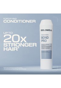 Bottiglia di balsamo Goldwell Dualsenses Bond Pro Fortifying con testo che afferma capelli fino a 20 volte più forti se combinato con altri prodotti.
