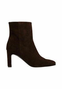 Bruine suède enkellaars met een spitse neus en een hak op stiletto, met een gladde textuur en een strakke vormgeving, geschikt voor formele kleding.
