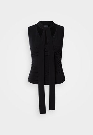 Top preto sem mangas com um design de halter neck, apresentando detalhes de franzido e duas tiras longas na frente. Tecido liso e elástico.