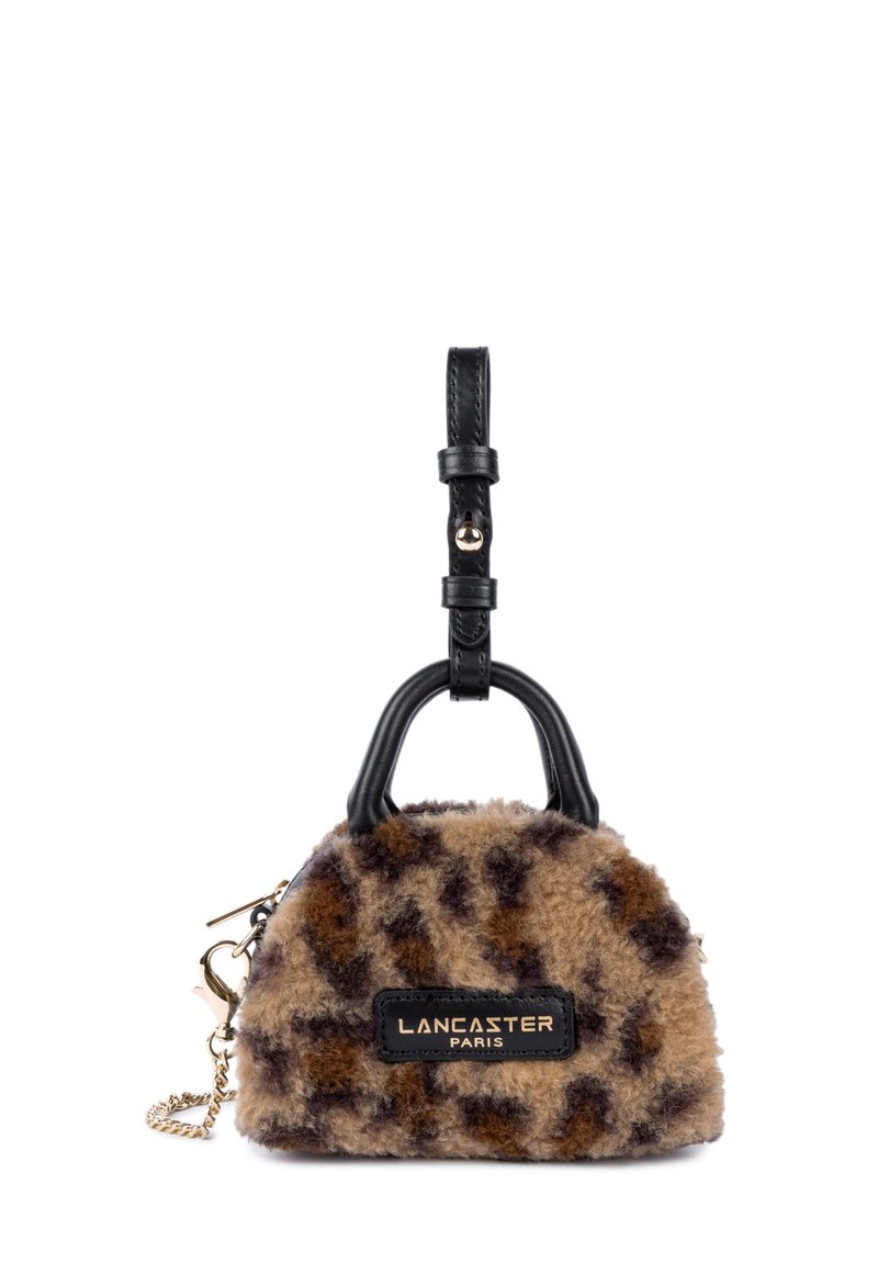 Sac à main imprimé léopard avec des poignées en cuir noir, texture douce en fourrure, quincaillerie en ton doré et une étiquette rectangulaire avec logo à l'avant.