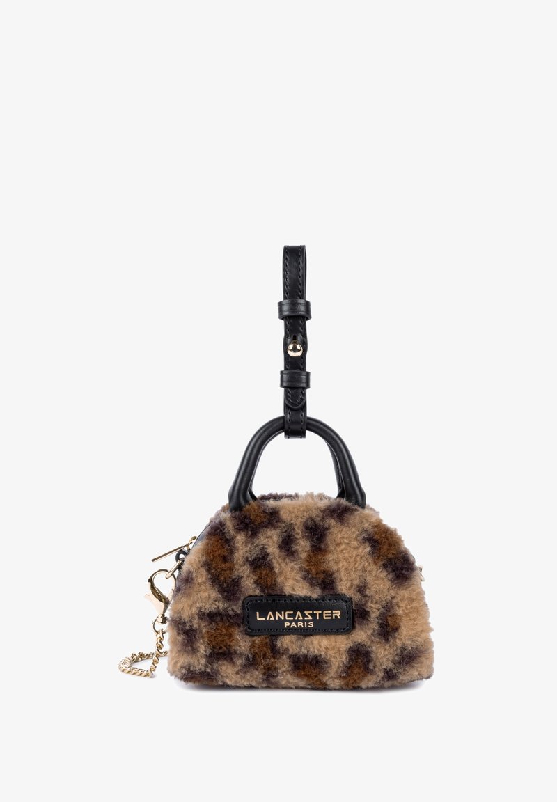 Sac à main imprimé léopard avec des poignées en cuir noir, texture douce en fourrure, quincaillerie en ton doré et une étiquette rectangulaire avec logo à l'avant.