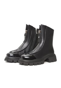 Cizme negre din piele până la gleznă cu vârf lucios, cu două fermoare laterale și o talpă groasă și robustă. Textură netedă și un design elegant.