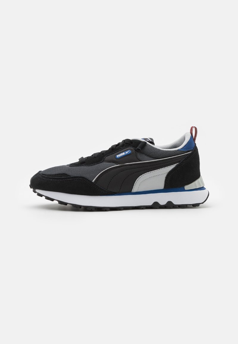 Baskets Puma noires et grises avec des accents blancs et bleus, semelle noire et languette rouge au talon, vues de côté sur fond blanc.