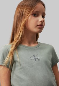 Calvin Klein Jeans MICRO MONOGRAM - Camiseta estampada - meteor green