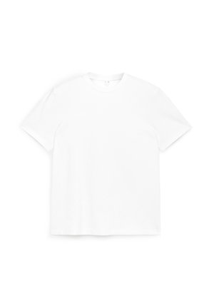 Effen witte T-shirt met korte mouwen en ronde hals, plat liggend op een witte achtergrond, vooraanzicht zonder afbeeldingen of tekst.