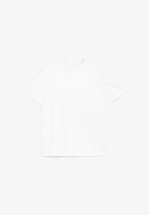 Camiseta blanca lisa de manga corta con cuello redondo, colocada plana sobre un fondo blanco, mostrando la vista frontal sin gráficos ni texto.