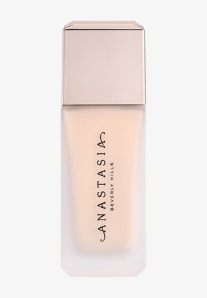 Matte beige flüssige Foundation in einer mattierten rechteckigen Flasche mit glänzendem hellrosa Deckel, beschriftet mit Anastasia Beverly Hills.