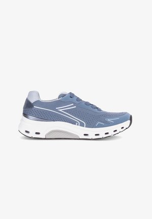 Blauwe sportieve sneaker met ademend mesh bovenwerk, witte zool met ventilatiegaten en witte decoratieve strepen aan de zijkant.