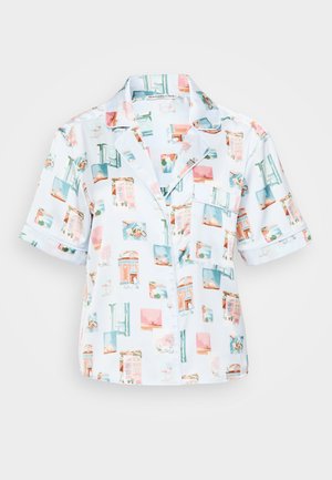 Kurzarmhemd mit Knopfleiste aus leichtem Stoff, das ein pastellfarbenes Farbschema mit verschiedenen kleinen Mustern von Gebäuden und Natur zeigt.