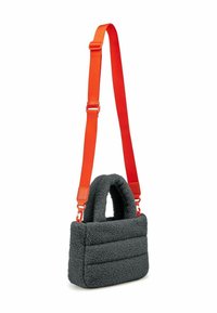 Borsa a manico corto in tessuto grigio fluffy, con una tracolla arancione regolabile e una forma rettangolare strutturata con cuciture orizzontali.