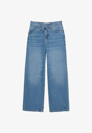 Jeans din denim de culoare albastru deschis, cu croială largă și talie înaltă, șnur de strângere, buzunare frontale și margini destrămate. Textură netedă cu un finisaj decolorat.