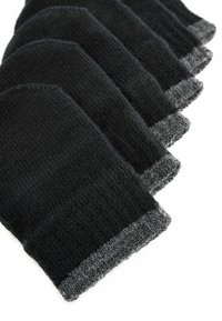 Guantes de punto negros con una superficie texturizada, que presentan un puño gris. Los guantes están apilados, mostrando su forma y diseño uniforme.