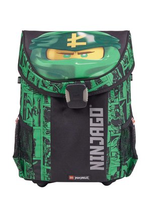 Zielony i czarny plecak LEGO Ninjago z klapą przedstawiającą twarz ninja oraz bocznymi siateczkowymi kieszeniami, ozdobiony nadrukiem w stylu komiksu i z przodem zapinanym na zatrzask.