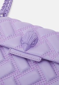 Purppuranvärinen nahkainen kirjekuorilaukku, jossa on tikattu kuvio, punottu hihna, koristeellinen lintumuotoinen solki ja kontrastiväriset ompeleet.