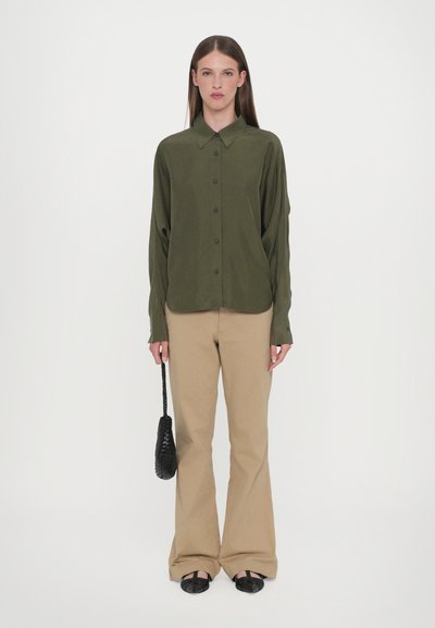 CLOSED PLEATED SHIRT - Skjortebluse - forest green