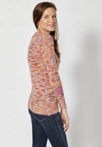 Maglione lavorato a maglia multicolore caratterizzato da un tessuto morbido e testurizzato con tonalità di rosa, arancione e viola; maniche lunghe e orlo arrotondato.