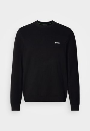 Mustmustük pikkade varrukatega crewneck-sweater, mille vasakul rinnal on väike valge "BOSS" logo, ribitud varrukate ja allääriga, esitatud valge tausta ees.