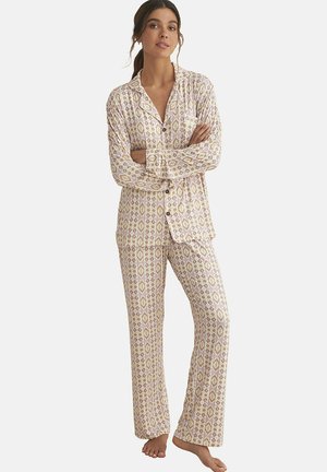 Ensemble de pyjama à manches longues avec un motif en diamant dans des couleurs pastel douces, fabriqué en tissu léger avec une coupe décontractée et un devant à boutons.
