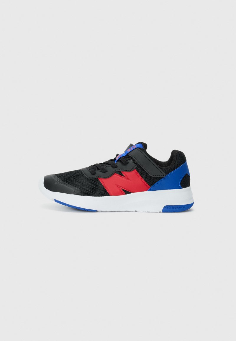 Chaussure de sport noire avec accents rouges et bleus, dessus en maille, semelle en caoutchouc et lacets plats. Marque située sur le côté et le talon.
