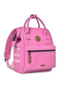 Rosa Rucksack mit doppelten Tragegriffen, verstellbaren Schultergurten, mehreren Taschen und einer strukturierten Oberfläche. Mit rundem Logo und Reißverschlus Akzenten.