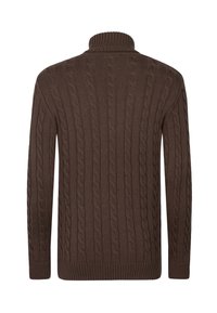 Brauner Kabelstrickpullover mit hohem Kragen, langen Ärmeln sowie gerippten Bündchen und Saum. Die Textur zeigt ein markantes Kabelmuster auf der gesamten Fläche.